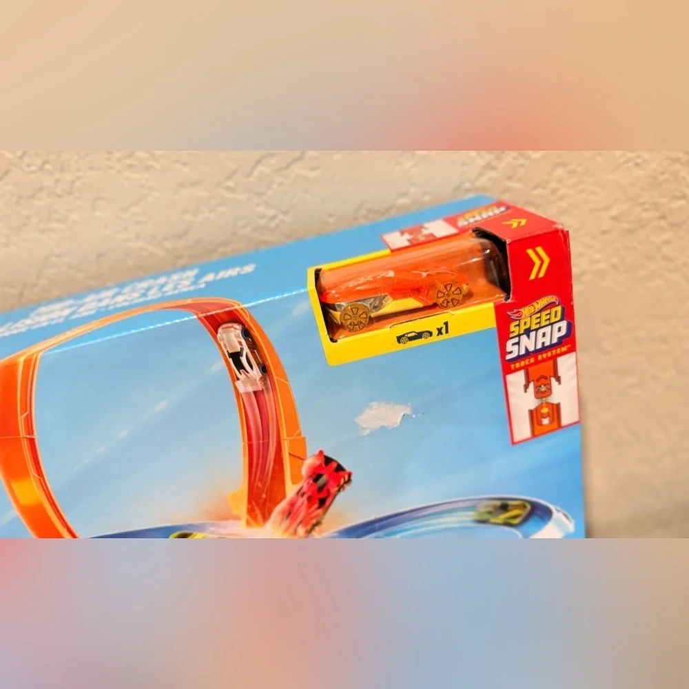 Hot Wheels Stunt Tracks Mid-Air Crash Playset with 1:64 Scale Die-Cast Toy